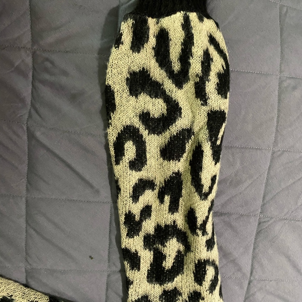 Cheetah sweater - Picture 10 of 10